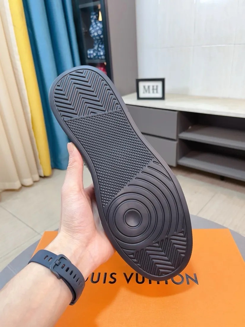 Men's shoes 💰440🌹🌹【LOUIS VUITTON】Same style on Louis Vuitton* official website🚹Men's high-top casual shoes❤️Same style as popular celebrities and big names ~ Best-selling at home and abroad Lv focuses on the checkerboard series...Imported first-layer cowhide with special fabrics➕Full sheep leather lining➕Brand-specific hollow outsole💎Produced by OEM The highest version🔍🔍Number of codes: 38-44,